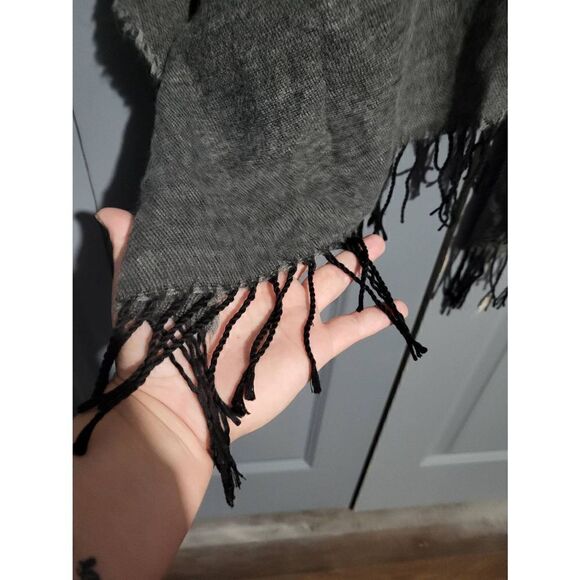 Black/grey poncho with black tassels - Picture 6 of 6